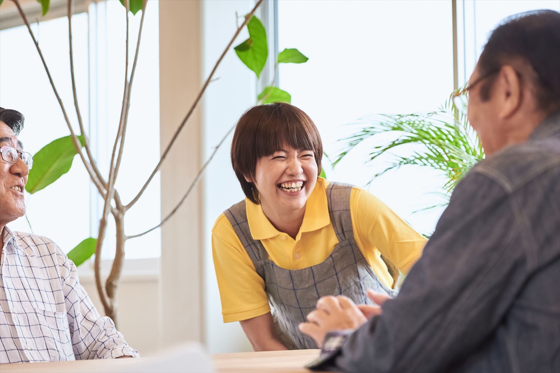 利用者と会話する女性スタッフ_R