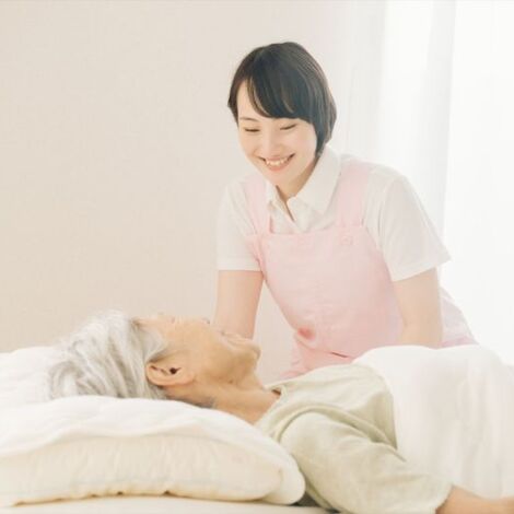 寄り添う女性ヘルパー