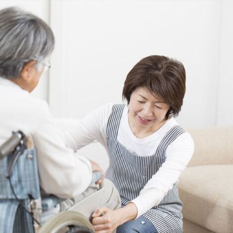 入居者を介護する女性ヘルパー
