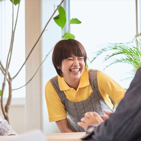 利用者と会話する女性スタッフ_R